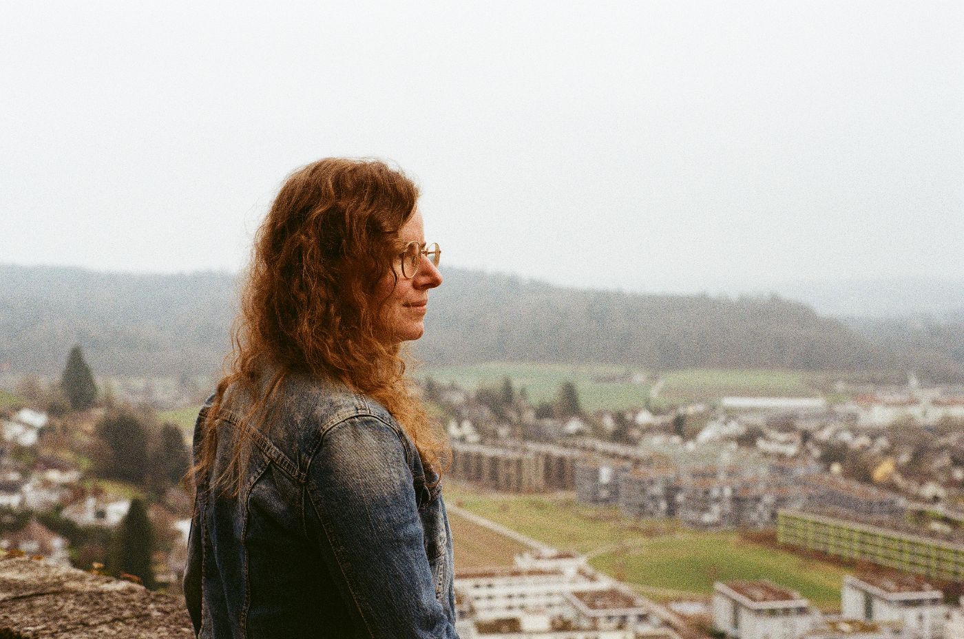 Rahel Wyss blickt über Zürich in die Ferne und reflektiert über Veränderung und Neuorientierung