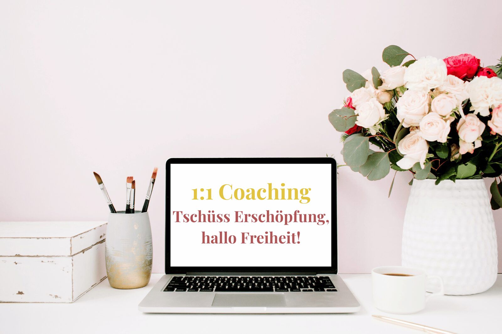 Mockup im rosigen Touch, mit einem Laptopt in der Mitte mit dem Slogan des Programms "1:1 Coaching - Tschüss Erschöpfung, hallo Freiheit!" darauf. Links davon eine weisse Box und ein Glas mit Pinseln. Rechts davon eine grosse Vase mit rosaroten Rosen darin und eine Tasse Kaffee.